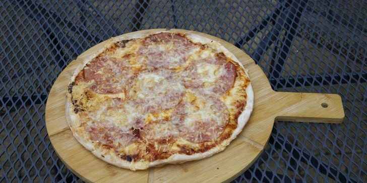 Pizza o průměru 32 cm podle výběru z 9 druhů pro 1 nebo 2 osoby