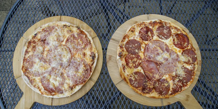 Pizza o průměru 32 cm podle výběru z 9 druhů pro 1 nebo 2 osoby