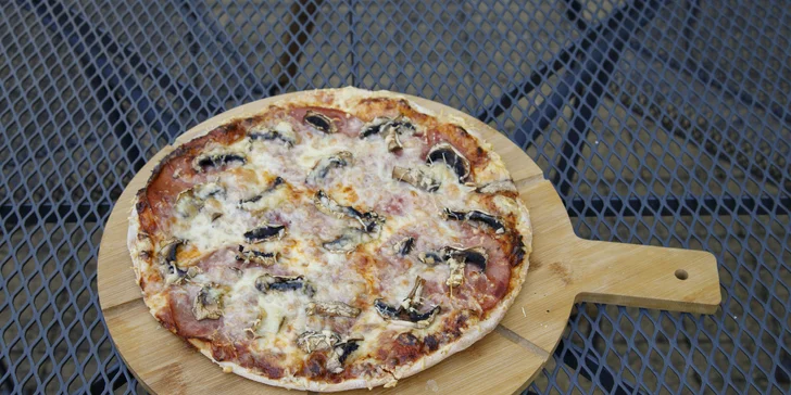 Pizza o průměru 32 cm podle výběru z 9 druhů pro 1 nebo 2 osoby