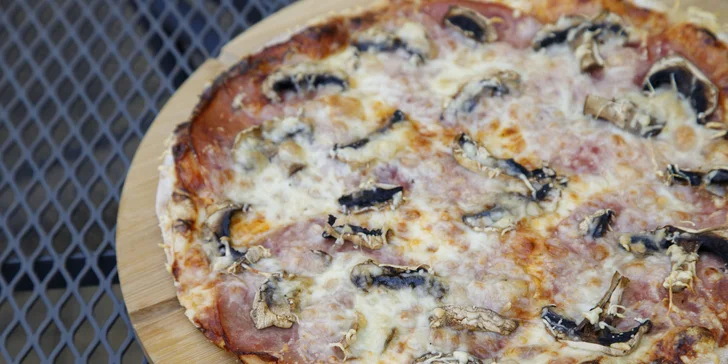 Pizza o průměru 32 cm podle výběru z 9 druhů pro 1 nebo 2 osoby