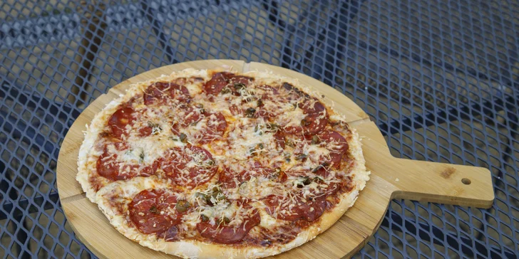 Pizza o průměru 32 cm podle výběru z 9 druhů pro 1 nebo 2 osoby