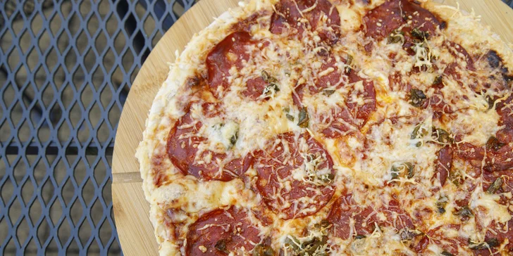 Pizza o průměru 32 cm podle výběru z 9 druhů pro 1 nebo 2 osoby