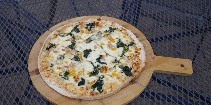 Pizza o průměru 32 cm podle výběru z 9 druhů pro 1 nebo 2 osoby