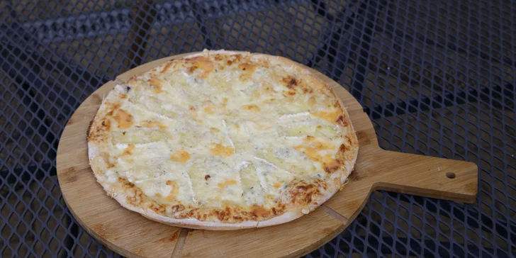 Pizza o průměru 32 cm podle výběru z 9 druhů pro 1 nebo 2 osoby