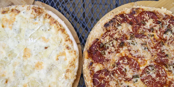 Pizza o průměru 32 cm podle výběru z 9 druhů pro 1 nebo 2 osoby