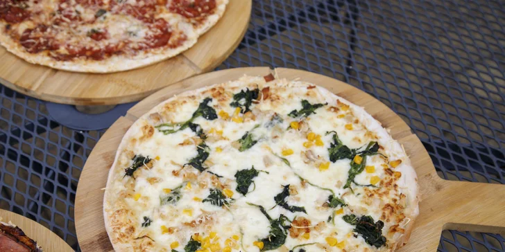 Pizza o průměru 32 cm podle výběru z 9 druhů pro 1 nebo 2 osoby