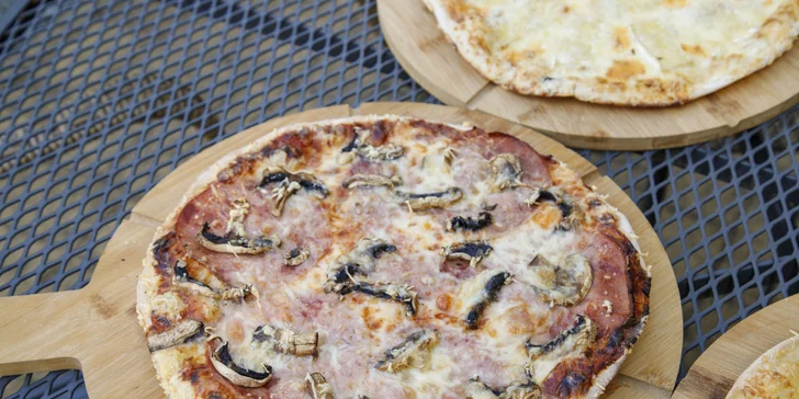 Pizza o průměru 32 cm podle výběru z 9 druhů pro 1 nebo 2 osoby