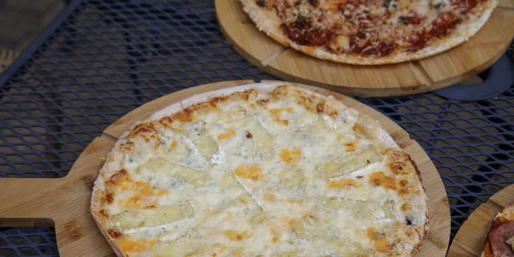 Pizza o průměru 32 cm podle výběru z 9 druhů pro 1 nebo 2 osoby