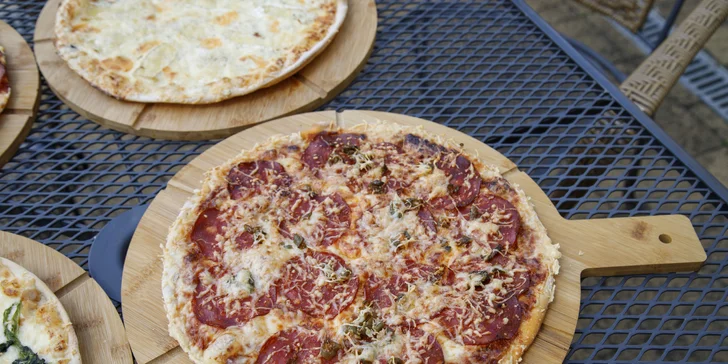Pizza o průměru 32 cm podle výběru z 9 druhů pro 1 nebo 2 osoby