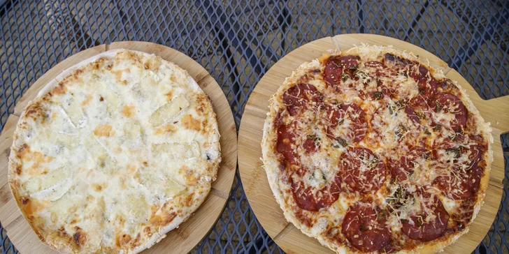 Pizza o průměru 32 cm podle výběru z 9 druhů pro 1 nebo 2 osoby