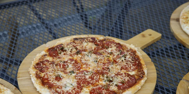 Pizza o průměru 32 cm podle výběru z 9 druhů pro 1 nebo 2 osoby