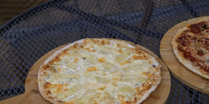 Pizza o průměru 32 cm podle výběru z 9 druhů pro 1 nebo 2 osoby