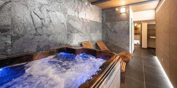 2 hodiny privátního wellness s vířivkou, finskou saunou i lahví sektu pro 2 osoby