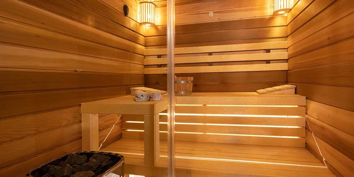 2 hodiny privátního wellness s vířivkou, finskou saunou i lahví sektu pro 2 osoby