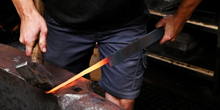 Kovářský workshop: vyrobte si svícen a svíčky či nůž nebo dýku