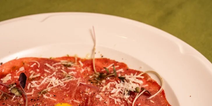 Luxusní 4chod. italské menu pro dva: hovězí carpaccio, medailonky i sklenka vína