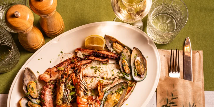 Francouzské 4chod. menu pro dva: sklenka vína, mořské plody i cibulačka