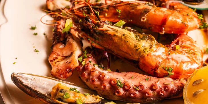 Francouzské 4chod. menu pro dva: sklenka vína, mořské plody i cibulačka