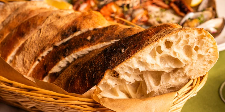 Francouzské 4chod. menu pro dva: sklenka vína, mořské plody i cibulačka