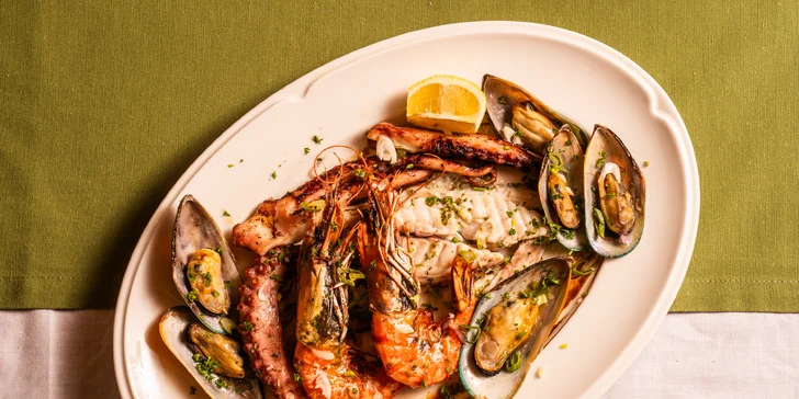 Francouzské 4chod. menu pro dva: sklenka vína, mořské plody i cibulačka
