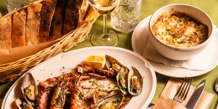 Francouzské 4chod. menu pro dva: sklenka vína, mořské plody i cibulačka