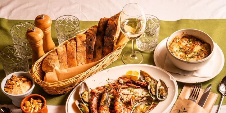 Francouzské 4chod. menu pro dva: sklenka vína, mořské plody i cibulačka