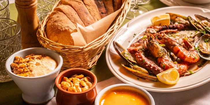 Francouzské 4chod. menu pro dva: sklenka vína, mořské plody i cibulačka