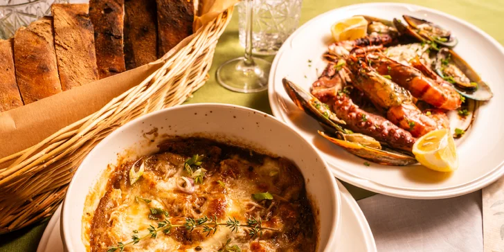 Francouzské 4chod. menu pro dva: sklenka vína, mořské plody i cibulačka
