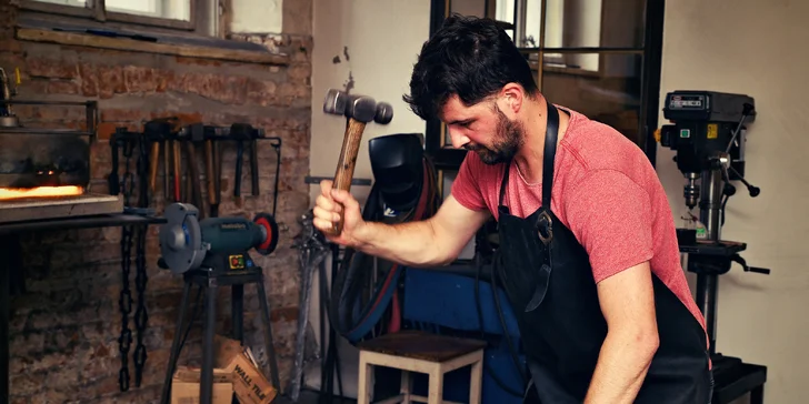 Kovářský workshop: vyrobte si svícen a svíčky či nůž nebo dýku