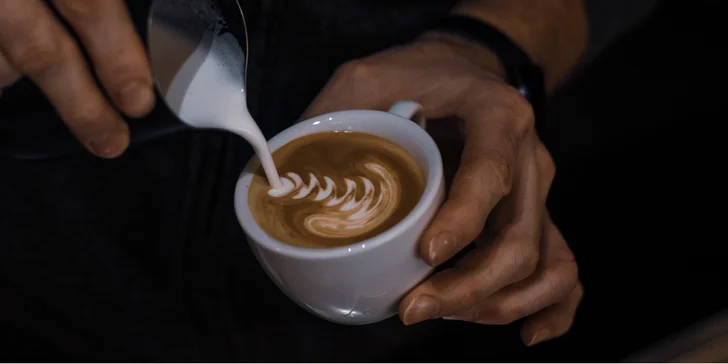Šálek kávy ve vršovické kavárně pro 1-2 osoby: espresso, cappuccino i latte