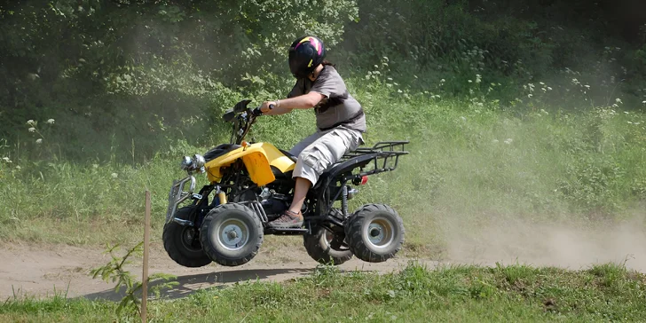 30 min. jízdy na čtyřkolce o obsahu 300 ccm na uzavřeném terénním okruhu