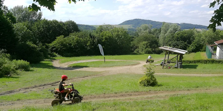 30 min. jízdy na čtyřkolce o obsahu 300 ccm na uzavřeném terénním okruhu