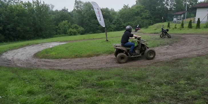 30 min. jízdy na čtyřkolce o obsahu 300 ccm na uzavřeném terénním okruhu