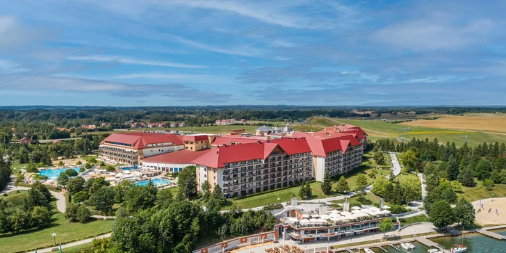 Rodinný pobyt u Mazurských jezer: hotel s aquaparkem, polopenze či plná penze a zábava pro děti