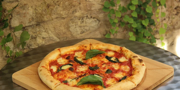 Italská pizza dle výběru: sýrová, špenátová, s pancettou i krevetami