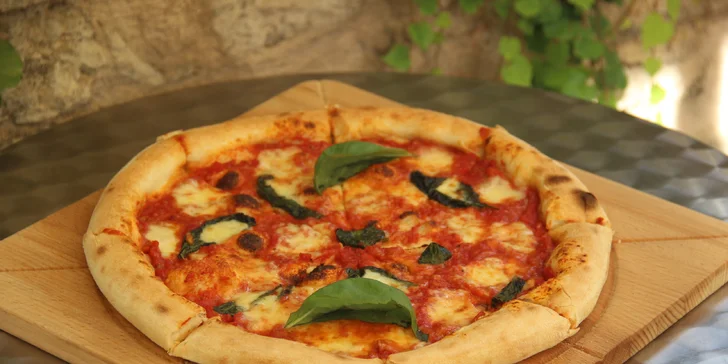 Italská pizza dle výběru: sýrová, špenátová, s pancettou i krevetami