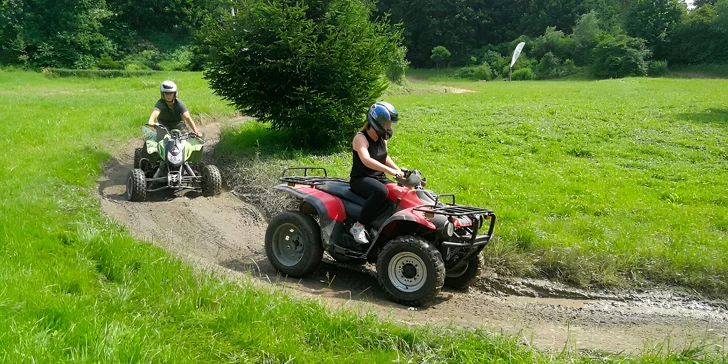 30 min. jízdy na čtyřkolce o obsahu 300 ccm na uzavřeném terénním okruhu