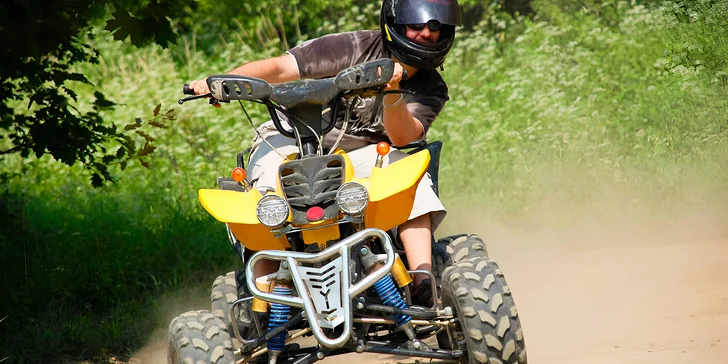 30 min. jízdy na čtyřkolce o obsahu 300 ccm na uzavřeném terénním okruhu