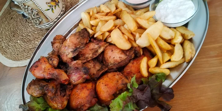 1 kg grilovaných kuřecích špalíčků a paliček a 1 kg amerických brambor