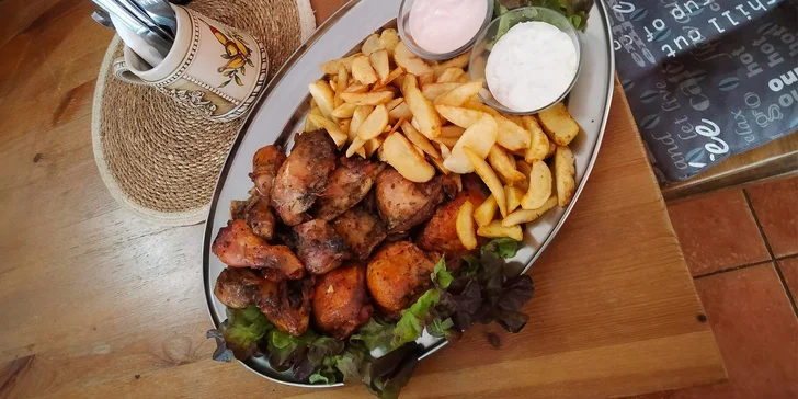 1 kg grilovaných kuřecích špalíčků a paliček a 1 kg amerických brambor