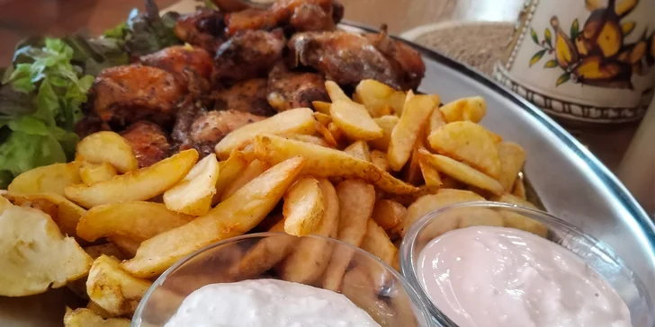 1 kg grilovaných kuřecích špalíčků a paliček a 1 kg amerických brambor
