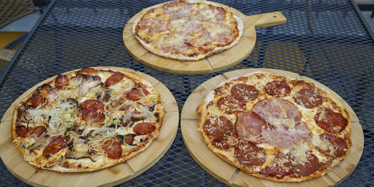 Pizza o průměru 32 cm podle výběru z 9 druhů pro 1 nebo 2 osoby