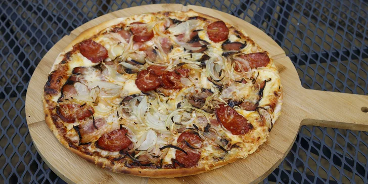 Pizza o průměru 32 cm podle výběru z 9 druhů pro 1 nebo 2 osoby