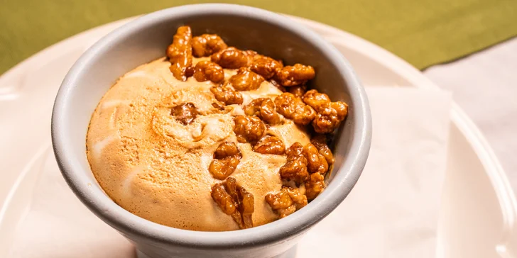 Francouzské 4chod. menu pro dva: sklenka vína, mořské plody i cibulačka