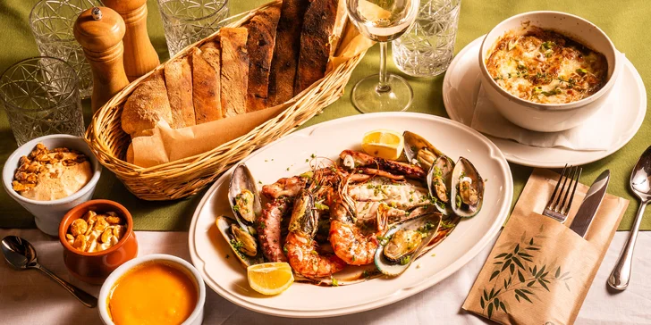 Francouzské 4chod. menu pro dva: sklenka vína, mořské plody i cibulačka