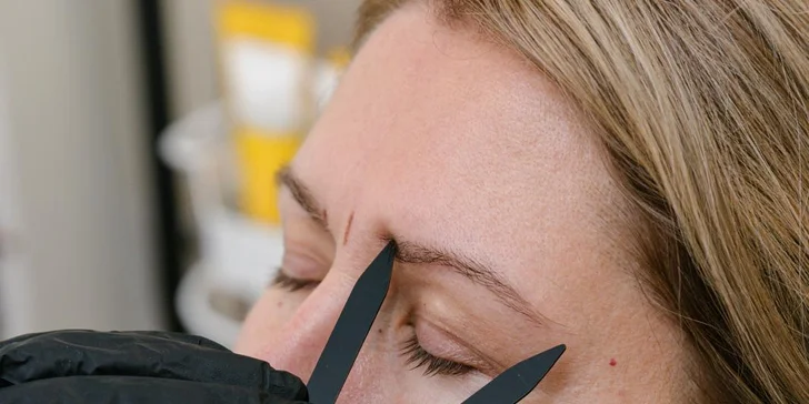 Permanentní make-up očních linek či obočí metodou microblading (vláskování)