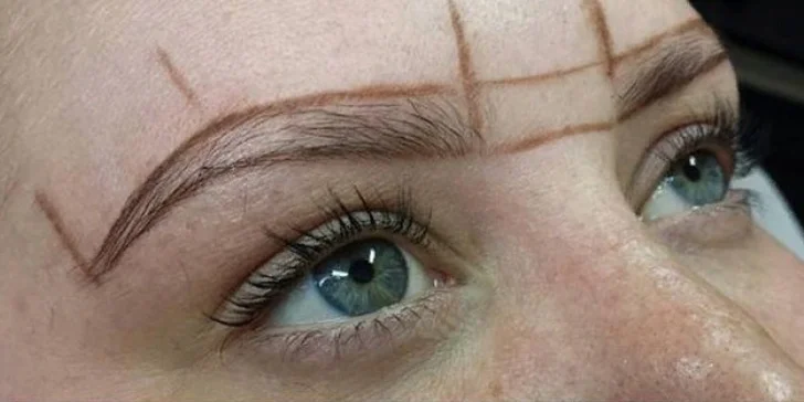Permanentní make-up očních linek či obočí metodou microblading (vláskování)