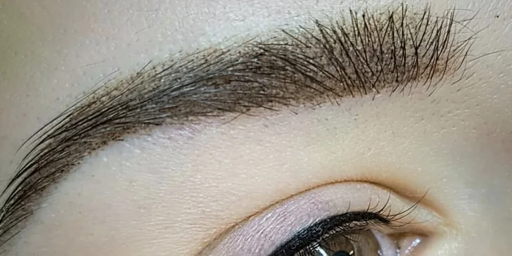 Permanentní make-up očních linek či obočí metodou microblading (vláskování)
