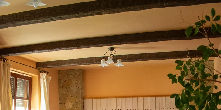 Stylový hotel na jižní Moravě se snídaní, degustační večeří i lahví vína