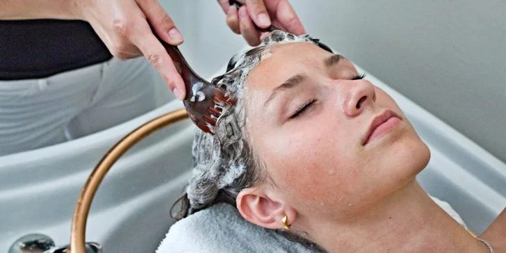Relaxační spa pro vlasy: mytí, keratinový zábal, masáž hlavy a foukaná